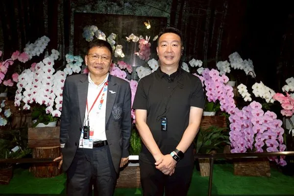 ▲交通部陳世凱部長(右)參訪台灣「TECH WORLD」館蘭花小徑,結合高科技奈米噴染技術,展現台灣蘭花之美;左為館長邱揮立。(圖/觀光署提供)