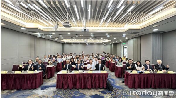 ▲與會嘉賓合影留念,左起:謝永祿博士、羅懷家博士、李永然理事長、江志俊榮譽理事長、石賜亮榮譽理事長、鄭瑞崙律師。(圖/記者吳奕靖翻攝)