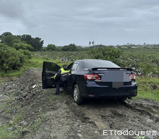 ▲枋寮警分局員警助自小客車脫困。(圖/記者陳崑福翻攝)