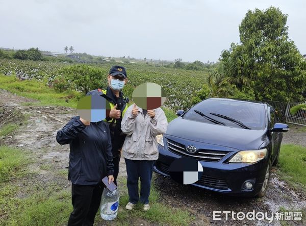 ▲枋寮警分局員警助自小客車脫困。(圖/記者陳崑福翻攝)