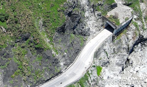 ▲台9丁線和中至和仁路段、台9線和仁至崇德路段進行護欄施工,6月23日至7月13日實施單線雙向管制。(圖公路局提供)