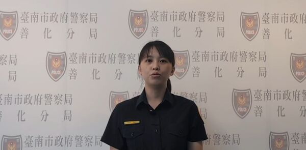 ▲民眾質疑停車處原為白線,後遭紅線補劃並開單,引發爭議。(圖/翻攝自臉書台南大小事,下同)