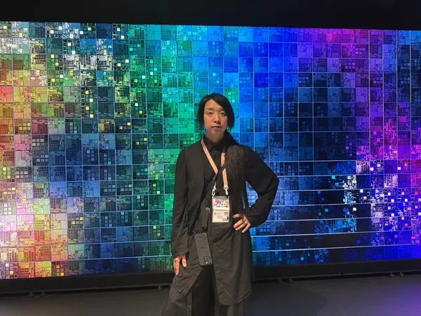 ▲大阪世博「null²」主題館策展人落合陽一,在TECH WORLD館未來劇場留影。(圖/TECH WORLD館提供)