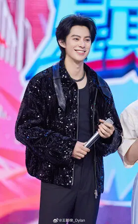 ▲王鶴棣使用過的碗筷被店家放在展示櫃。(圖/翻攝自微博)