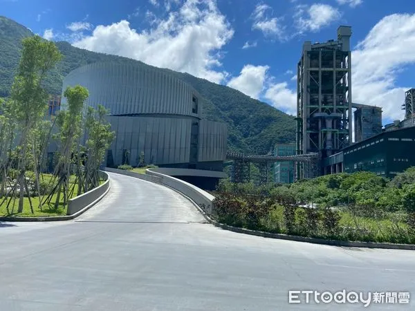 ▲台泥公司引進氣化爐技術與水泥旋窯高度整合的設施,是垃圾處理與循環經濟的重要里程碑。(圖/花蓮縣政府提供)