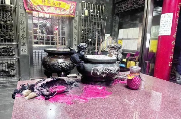 ▲桃園市張姓男子去年11月間酒後短短1小時內,以打火機在桃園區玉山街等4處土地公廟縱火,圖為香案前被焚燒證據。(資料照/桃園警方提供)