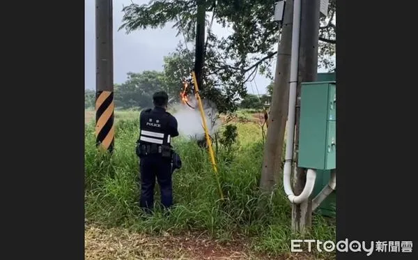 ▲▼金門金寧鄉昔果山圓環往村莊方向電線桿突起火,2員警及時滅火。(圖/記者林名揚翻攝)