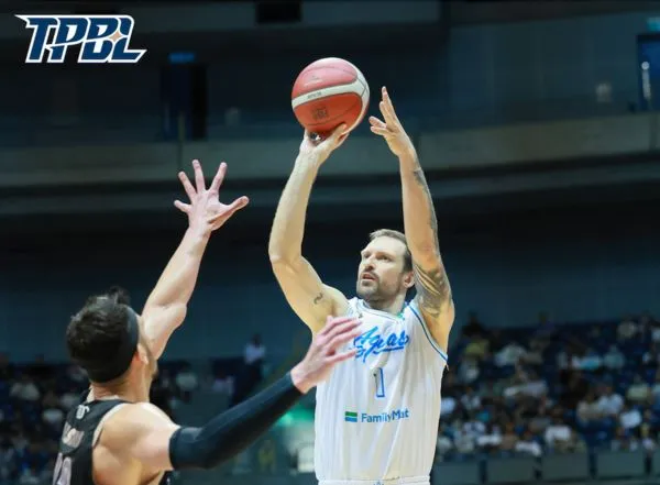 ▲新北國王林書豪、曼尼高、桑尼,高雄全家海神胡瓏貿、艾德、蘇文儒、邱子軒。(圖/TPBL提供)