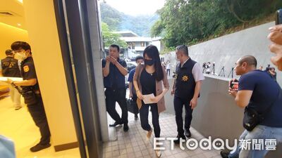 77歲吊車運將輾斃19歲女騎士！檢今相驗遺體　家屬哀傷抵二殯
