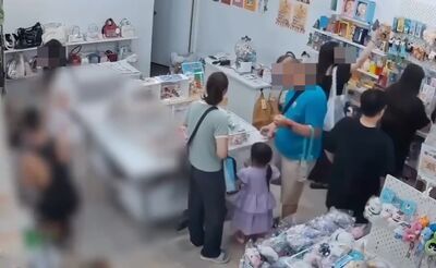 一中商圈偷拍！吊嘎男趁女店員蹲下拍了就閃　誇張畫面曝