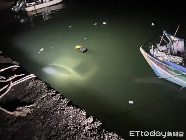 ▲三芝驚傳汽車落海,61歲男駕駛OHCA送醫搶救。(圖/記者陸運陞翻攝)