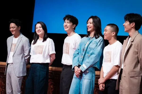 ▲《我家的事》演員群藍葦華(左起)、高伊玲、曾敬驊、黃珮琪、朱羿銘、姚淳耀。。(圖/牽猴子提供)