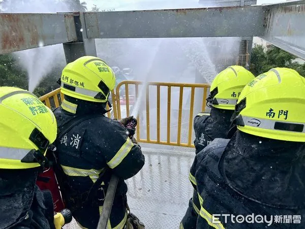 ▲南門義消進行火場攻堅訓練,演練高樓梯間佈線與空間穿越應變操作。(記者林東良翻攝,下同)