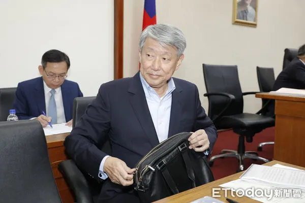 ▲▼立法院經濟委員會邀經濟部長、國發會主委等就「因應高齡化社會,我國智慧公共運具發展及目標」進行報告,經濟部長郭智輝會前針對媒體提問中東戰局是否會造成油價上漲,只是微笑以對不願多談。(圖/記者湯興漢攝)