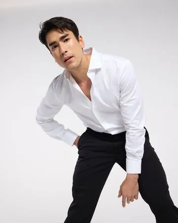 ▲泰國男神Nadech遇上車禍,熱心幫忙指揮交通。(圖/翻攝自Instagram/kugimiyas)