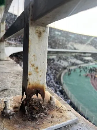 ▲阿爾及利亞足球場護欄斷裂球迷摔落,釀3死逾70傷。(圖/翻攝自X/@livesfoot)