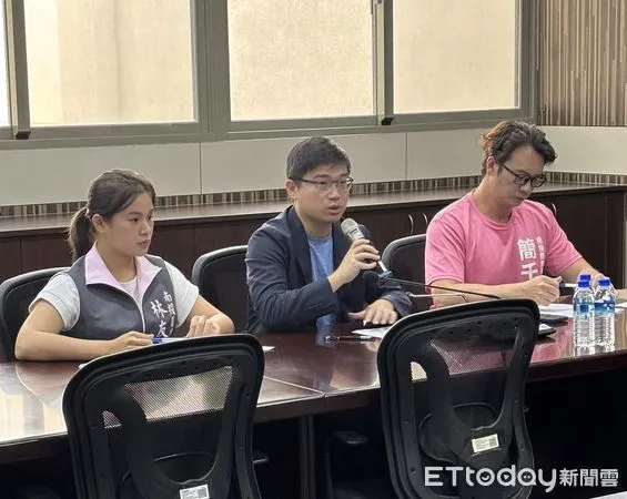 ▲南投縣議員簡千翔(右起)、林儒暘、林友友倡議校事會議需改革,莫讓政策壓垮校園。(圖/翻攝林儒暘臉書粉專,下同)