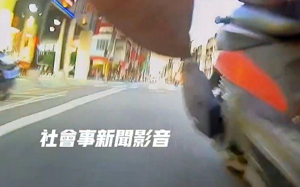 ▲社群熱傳騎士伸腳踹人事件,警方表示已鎖定雙方身分,將依法釐清並舉發處理。(圖/翻攝自社會事新聞影音,下同)