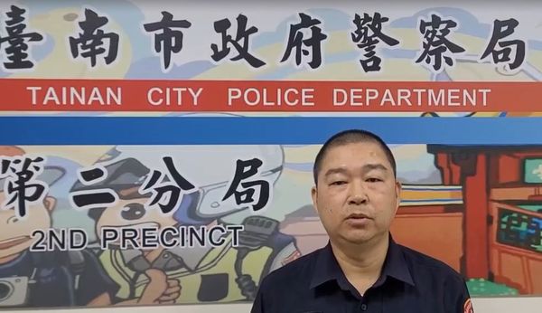 ▲社群熱傳騎士伸腳踹人事件,警方表示已鎖定雙方身分,將依法釐清並舉發處理。(圖/翻攝自社會事新聞影音,下同)