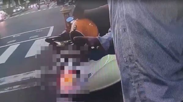 ▲社群熱傳騎士伸腳踹人事件,警方表示已鎖定雙方身分,將依法釐清並舉發處理。(圖/翻攝自社會事新聞影音,下同)