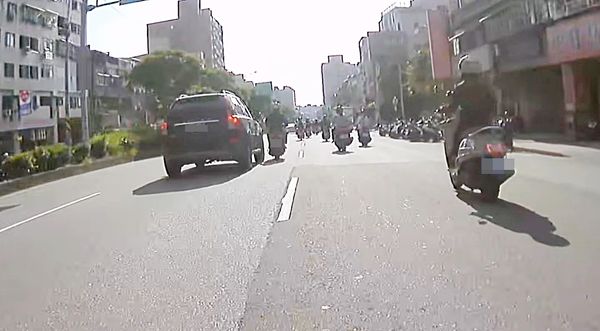 ▲桃園市龜山區萬壽路一段昨天清晨發生汽機車碰撞事故,圖為碰撞瞬間畫面。(圖/翻攝自臉書《龜山生活通》)