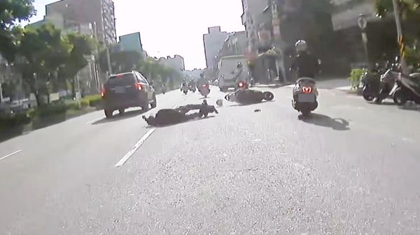 ▲桃園市龜山區萬壽路一段昨天清晨發生汽機車碰撞事故,圖為碰撞後騎士人車倒地。(圖/翻攝自臉書《龜山生活通》)