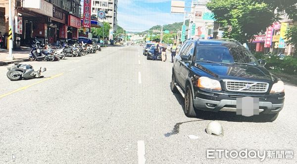 ▲桃園市龜山區萬壽路一段昨天清晨發生汽機車碰撞事故,龜山警方在現場處理。(圖/記者沈繼昌翻攝)