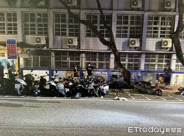 ▲桃園2對男女爆發衝突,掃落路邊12輛機車、撞損2車。(圖/記者沈繼昌翻攝,下同)