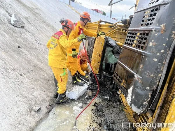▲屏東怪手掉落河堤下,駕駛遭壓住明顯死亡。(圖/記者陳崑福翻攝,下同)