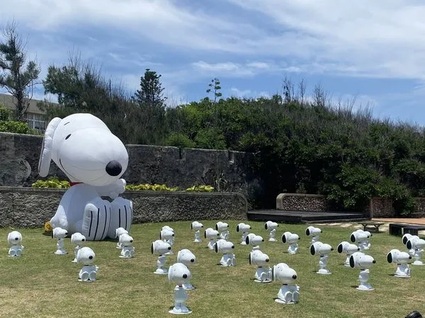 ▲▼史努比軍團現身澎湖。(圖/翻攝自澎湖國際海上花火節臉書專頁)