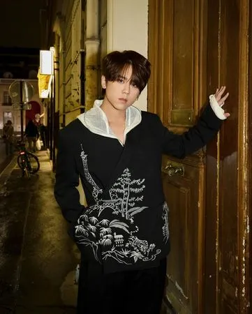 ▲▼姜濤墜海獲救照網路瘋傳。(圖/翻攝自微博)