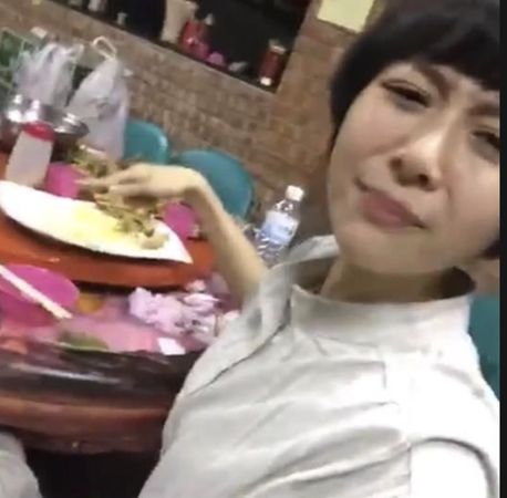 Albee 過去在餐廳當奧客,開直播嫌棄食物難吃。(翻攝網路)