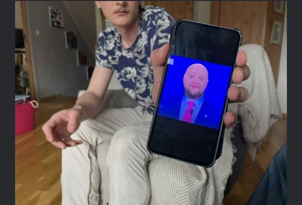 米克爾森在手機裡存范斯的光頭哏圖,遭美國拒絕入境。(翻攝X@walrusinasuit)