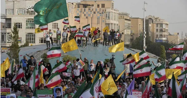 伊朗人民高呼反美和反以色列的口號(圖/達志/美聯社)