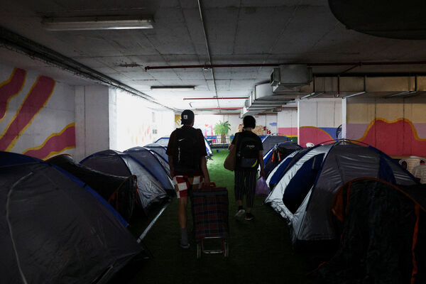 ▲▼以色列首都特拉維夫居民在伊朗飛彈警報響起時,躲進地下停車場避難。(圖/路透)