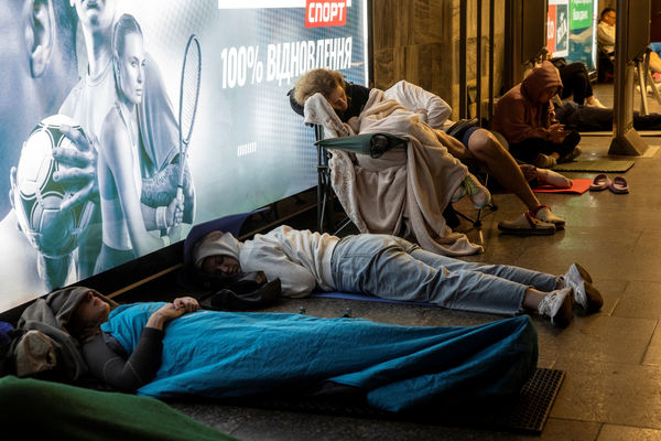 ▲▼烏克蘭首都基居民在空襲警報響起時,躲進地鐵車站避難。(圖/路透)