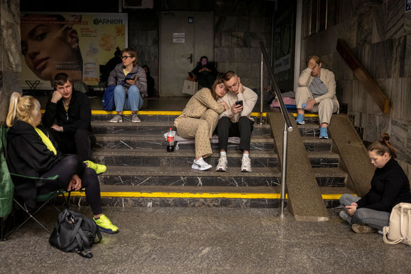 ▲▼烏克蘭首都基居民在空襲警報響起時,躲進地鐵車站避難。(圖/路透)