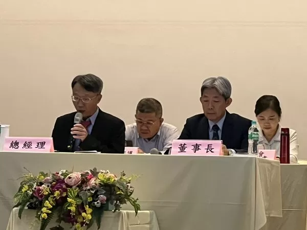 ▲台船董事長黃正弘(右)與總經理蔡坤宗(左)首次主持股東會,過程順利。(圖/讀者提供)