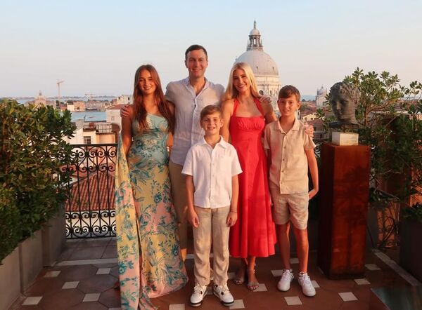 伊凡卡及夫婿庫許納帶著3名子女遊威尼斯,13歲的女兒阿拉貝拉已經長得和她一樣高。(翻攝ivankatrump IG)