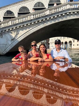 伊凡卡(右三)和庫許納(右),以及3名孩子漫遊威尼斯。(翻攝ivankatrump IG)