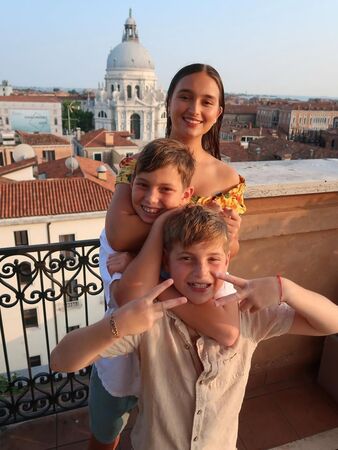 13歲的阿拉貝拉和兩個弟弟玩得不亦樂乎。(翻攝ivankatrump IG)