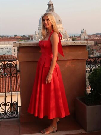 伊凡卡穿一身紅洋裝,風情萬種。(翻攝ivankatrump IG)