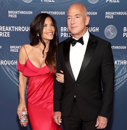 貝佐斯(右)和桑切斯(左)本週將在威尼斯舉行世紀婚禮,吸引全球目光。(翻攝laurenwsanchez IG)