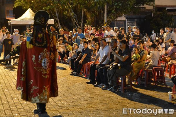 ▲民眾近距離觀看精彩的魔術等表演。(圖/記者楊晨東翻攝)