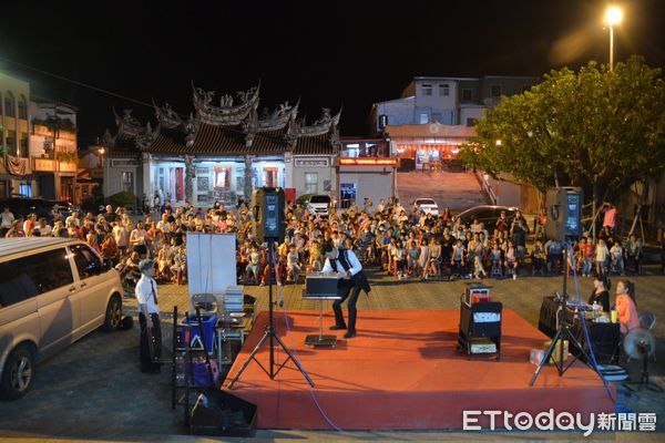 ▲民眾近距離觀看精彩的魔術等表演。(圖/記者楊晨東翻攝)