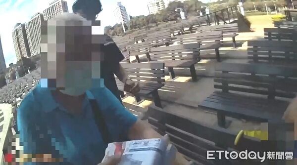 ▲吳女在交款給詐騙車手顏女時,偵辦毒品案的警員巧遇,經盤查後順利逮捕顏女。(圖/記者陸運陞翻攝)