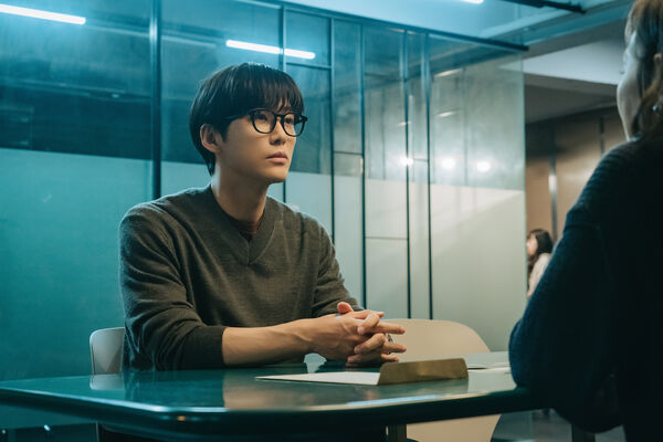 ▲▼看著摯愛生命倒數!南宮珉愛上絕症女演員 《我們的電影》虐戀全汝彬。(圖/Disney+提供)