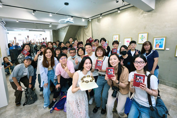 ▲程予希台北簽書會與粉絲一起過生日,期待有天到海外辦展。(圖/星星相藝提供)