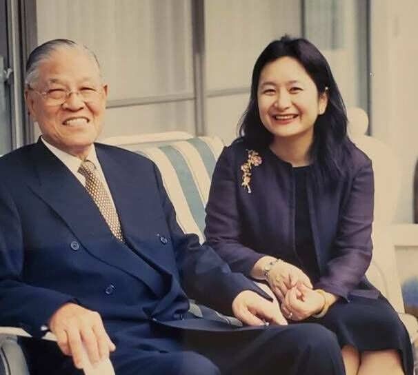 ▲李登輝總統卸任後,與朱素心老師(右)在2001年訪美的飛機上合影。(圖/李靜宜提供)