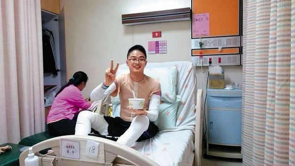 阮俊茗在塵燃事件後受到急診、燒燙傷病房的醫護照顧,圖為事件後3個月在榮總留影。(阮俊茗提供)